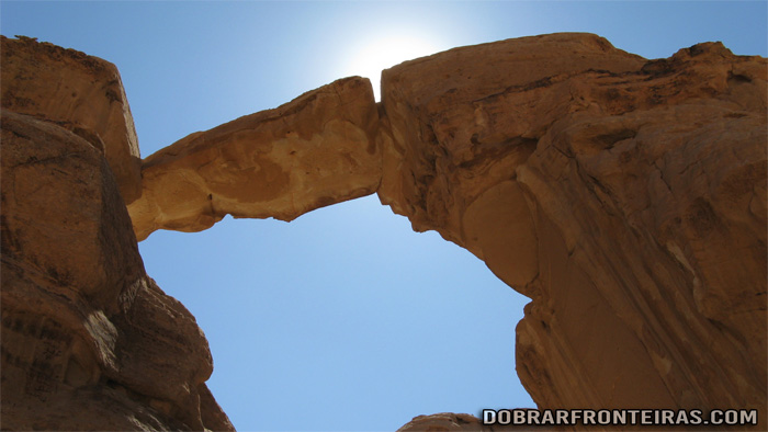 Arco de Burdah no deserto de Wadi Rum, Jordânia