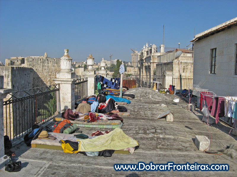 Dormir no terraço do Petra Hostel em Jerusalém