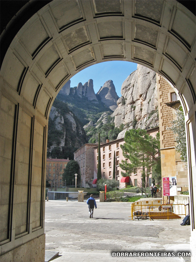 A montanha vista da porta do mosteiro de Montserrat