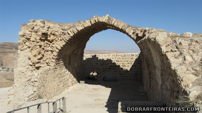 Arco gótico em ruínas no castelo de Kerak na Jordânia