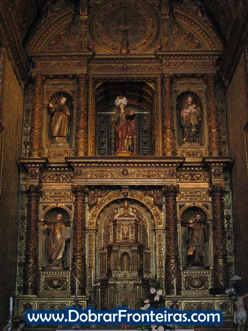 Altar em talha dourada na igreja dos Jesuítas do Funchal