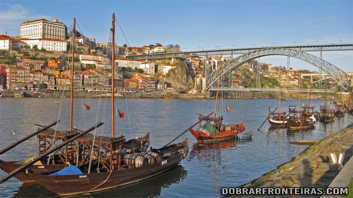 Barcos Rabelos no rio Douro - centro histórico do Porto