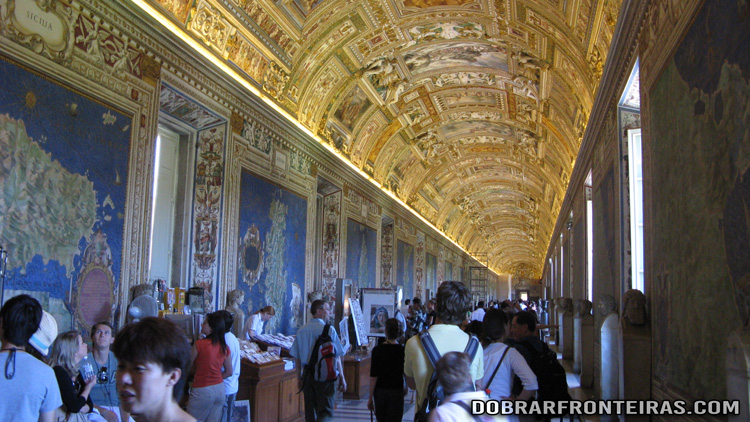 Uma das galerias do Museu do Vaticano