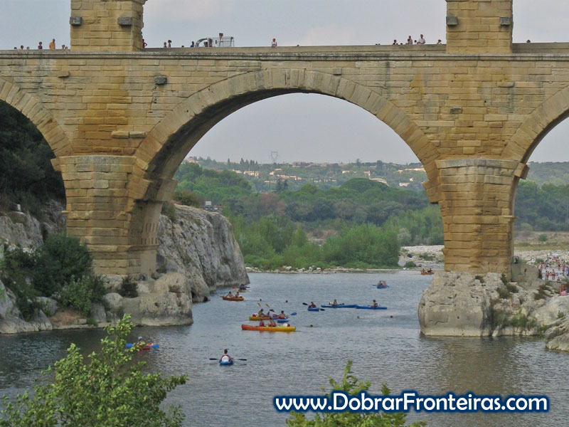 Canoas e saltos para a água são uma constante na Pont du Gard