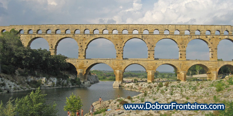 Bela panorâmica do aqueduto da Pont du Gard