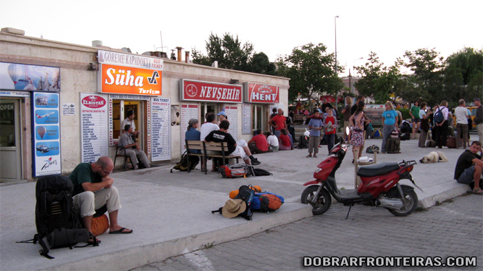 Viajantes à espera de autocarro na paragem de Goreme, Capadócia