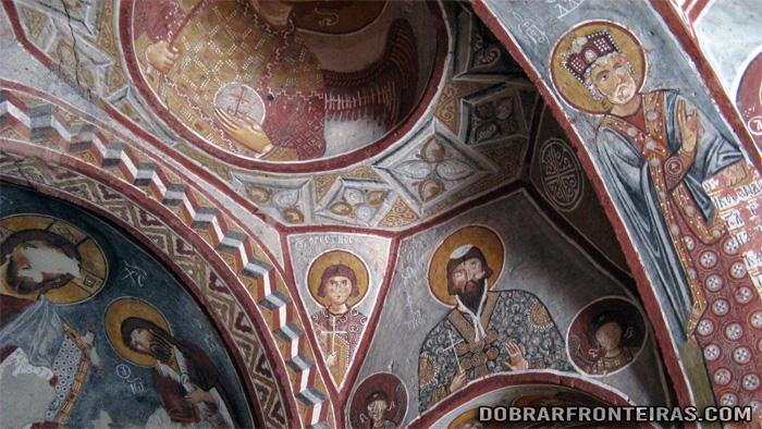 Frescos no interior das igrejas escavadas na rocha de Goreme
