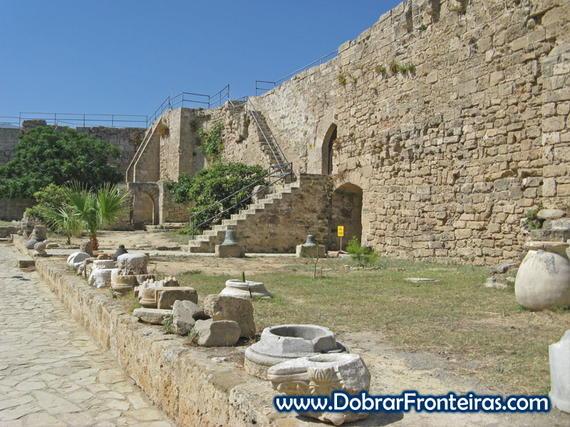 Interior do forte de Cirénia no Chipre Norte