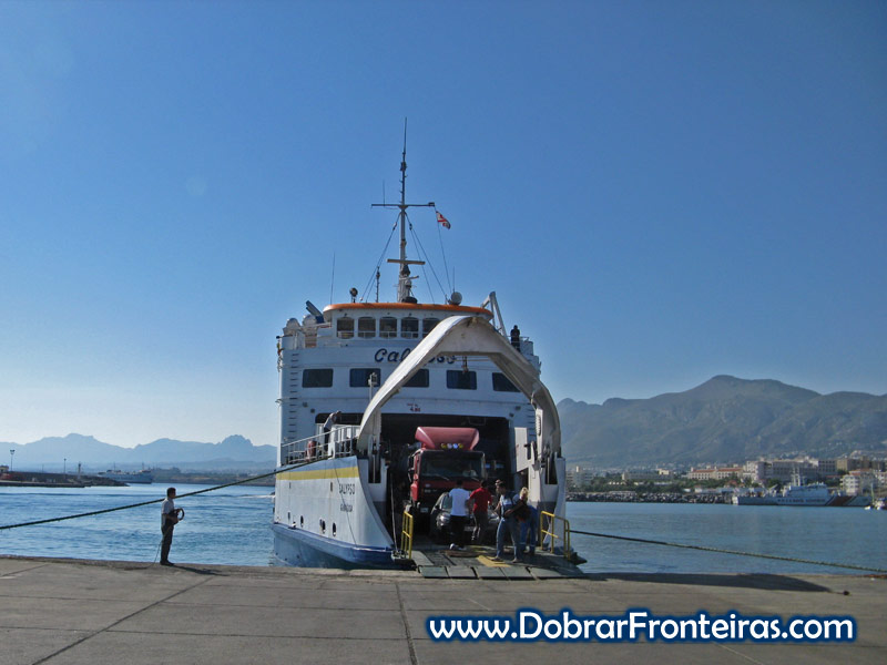 Ferry no porto de Cirénia, acabado de chegar da Turquia