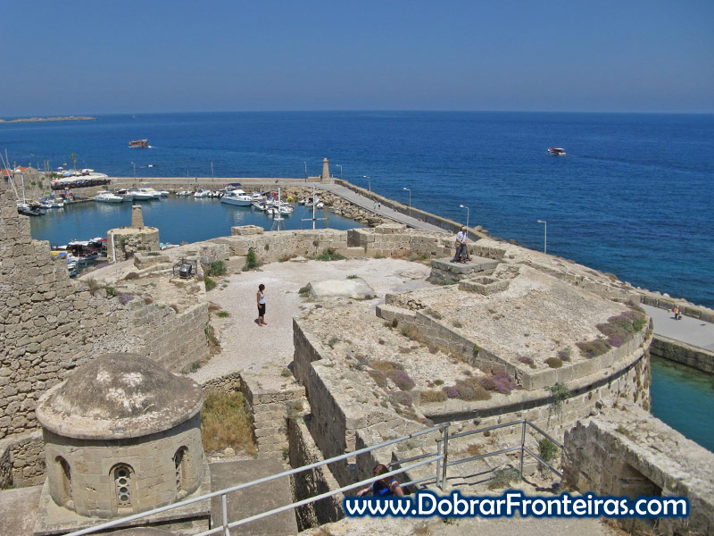 Vista para o azul do Mar Mediterrâneo no forte de Cirénia, Chipre