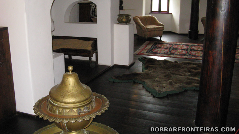 Sala no castelo de Bran, Roménia, com tapete de pele de urso