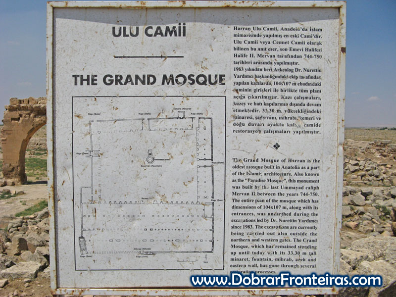 Painel informativo nas ruínas da grande mesquita de Harran