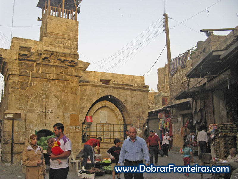Ruas da cidade velha de Aleppo fervilham de comércio tradicional