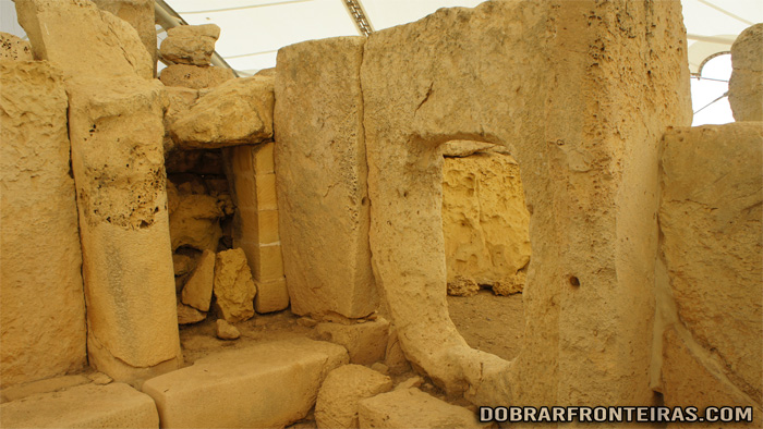 Interior do templos Megalíticos de Hagar Quim, ilha de Malta