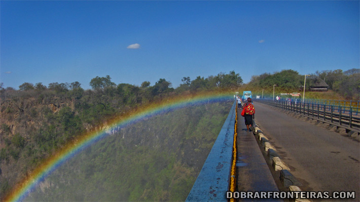 Arco-íris na ponte sobre o Zambeze, unindo a Zâmbia ao Zimbábue