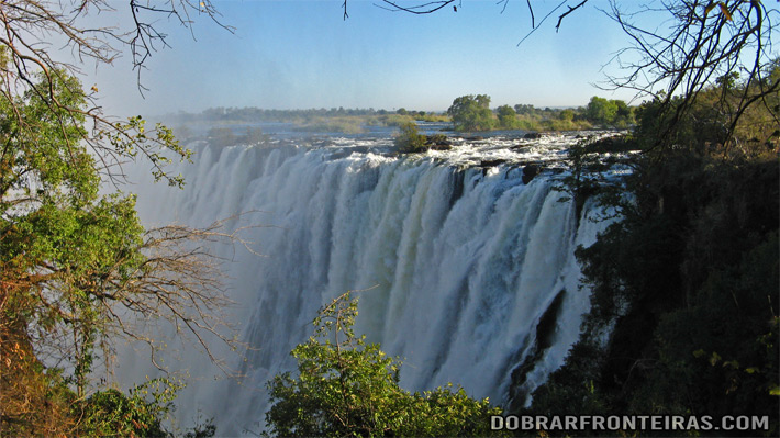 Cataratas Vitória vistas do lado da Zâmbia