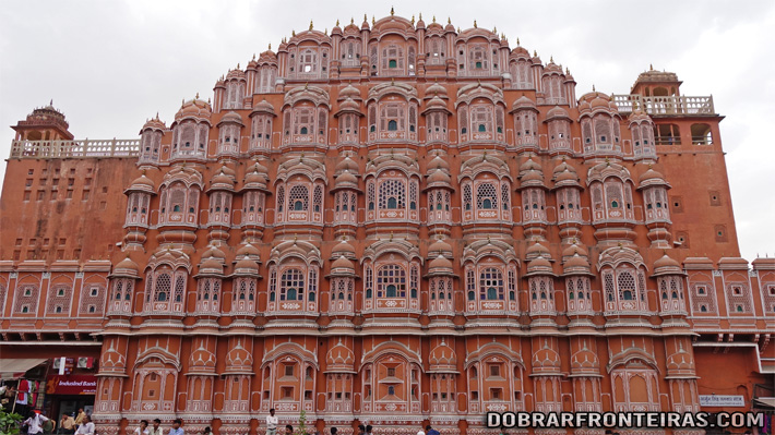 Fachada do Palácio dos Ventos na cidade rosa de Jaipur