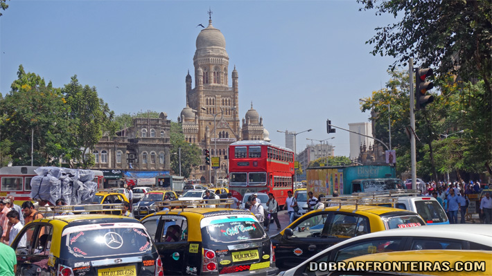 Caos e arquitectura colonial nas ruas de Bombaím, Mumbai