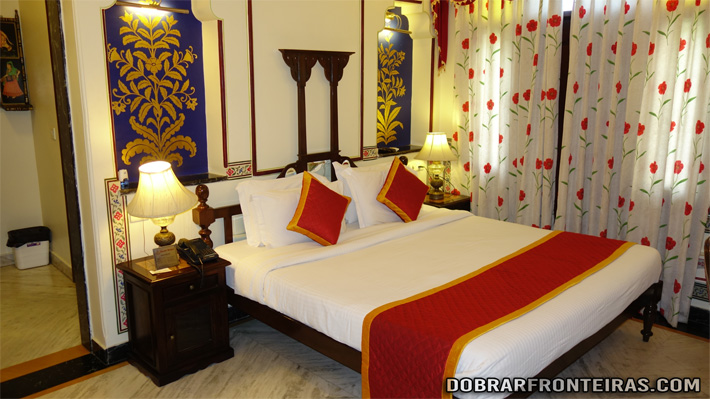 Quarto digno de um marajá no hotel Humaid Mahal em Jaipur