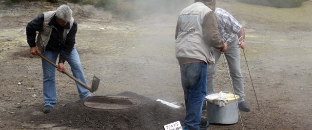 Homens a preparar o cozido das Furnas, Açores