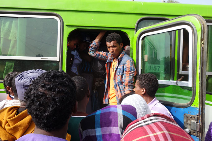 Entrar num autocarro na Etiópia pode ser uma aventura