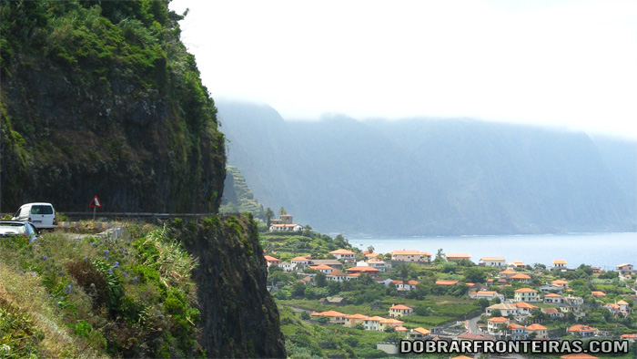 Troço da estrada regional ER 101 na ilha da Madeira