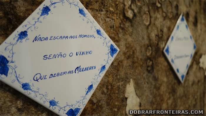Azulejo com provérbio no Museu Nacional do Vinho em Alcobaça
