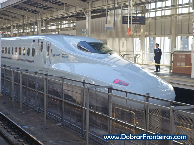 Um Shinkansen, comboio de alta velocidade japonês