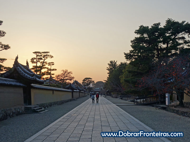 Avenida nos templos budistas de Horyu-ji, Japão