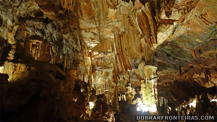 Magnífico interior das grutas de Santo António