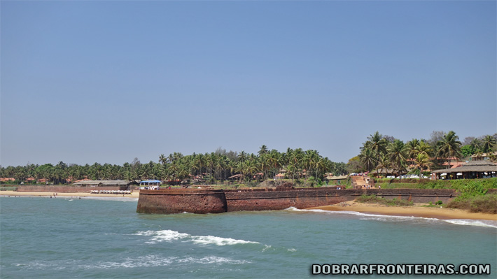 Forte português de Sinquerim nas praias de Goa