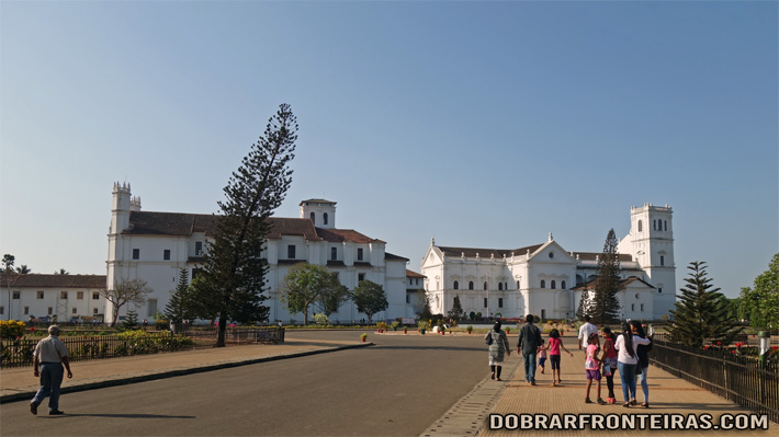 A Sé Catedral de Goa, à direita e a igreja de São Francisco à esquerda