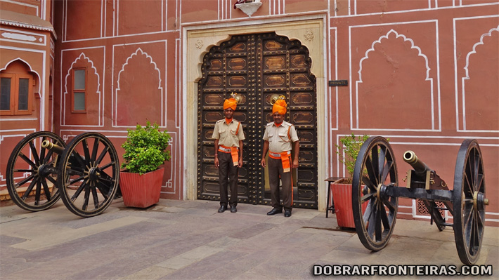 Guardas no palácio da cidade de Jaipur, Índia
