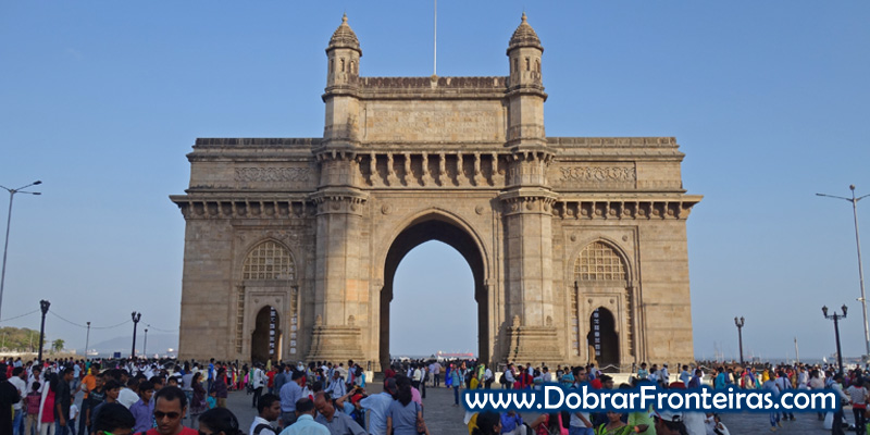 Portal da Índia em Bombaim, rodeado de centenas de pessoas