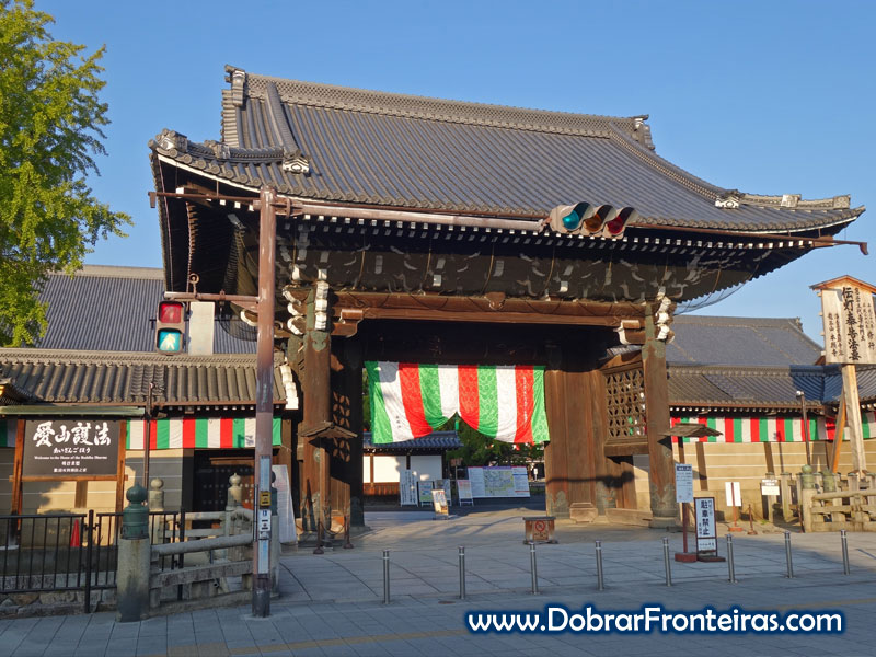 Entrada no templo Nishi Hongan-ji em Quioto