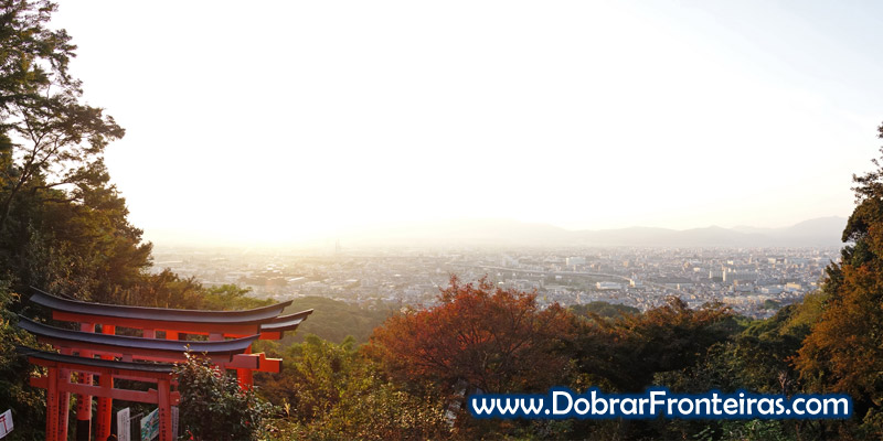 Por do Sol sobre a cidade de Quioto na colina de Inari