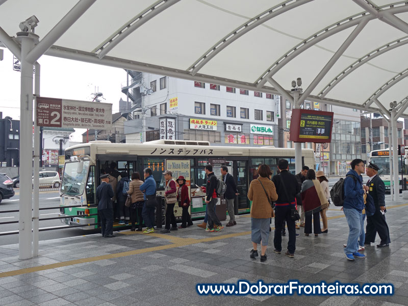 Autocarro urbano junto à estação de Nara