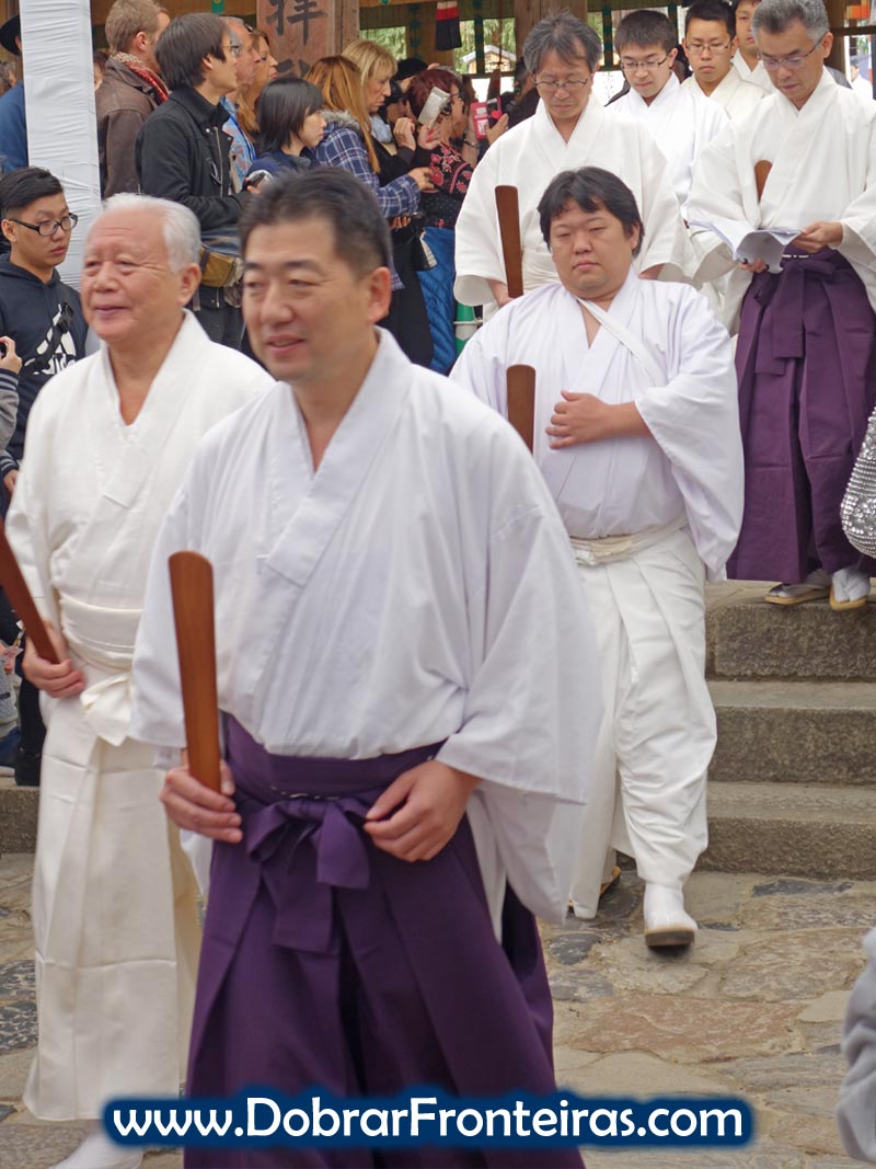 Homens em cerimónia budista no templo de Kasuga Taisha, Nara