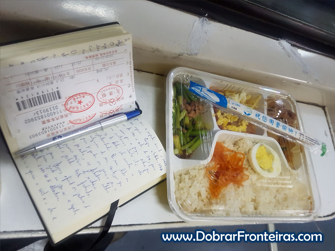 Escrita de diário de viagem e refeição em comboio na China
