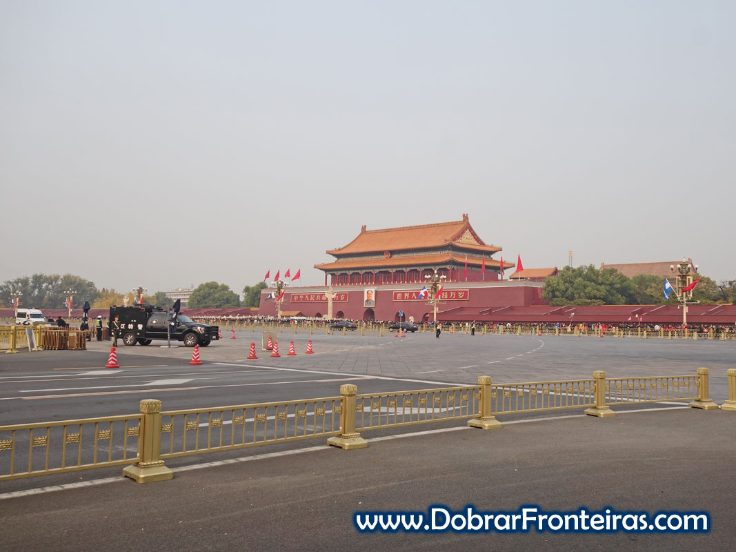 Praça Tiananmen com retrato de Mao