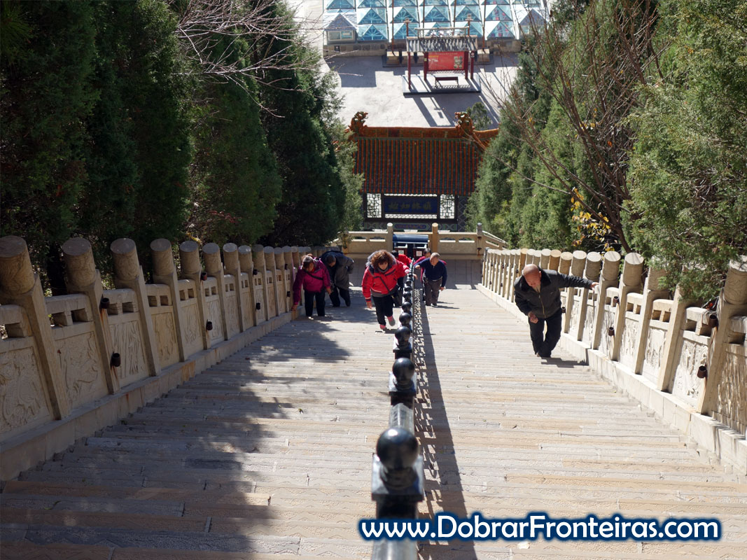 Pessoas subindo escada para templo taoísta em Mianshan, China
