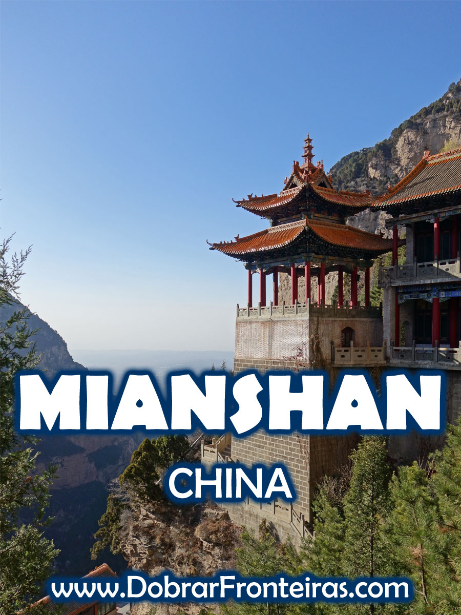 Paisagem da montanha de Mianshan com edifício tradicional na China