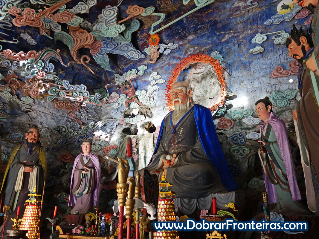 Altar de templo taoísta chinês com belas estátuas em tons de azul