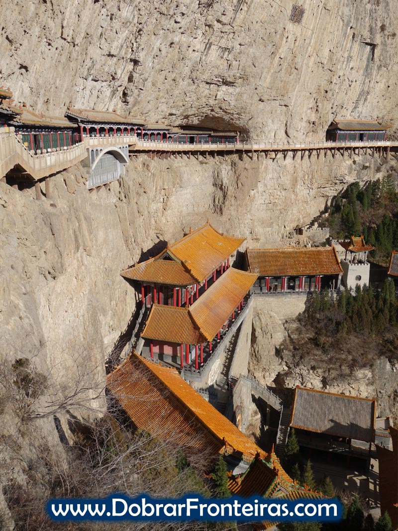Templo suspenso na falésia em Mianshan China