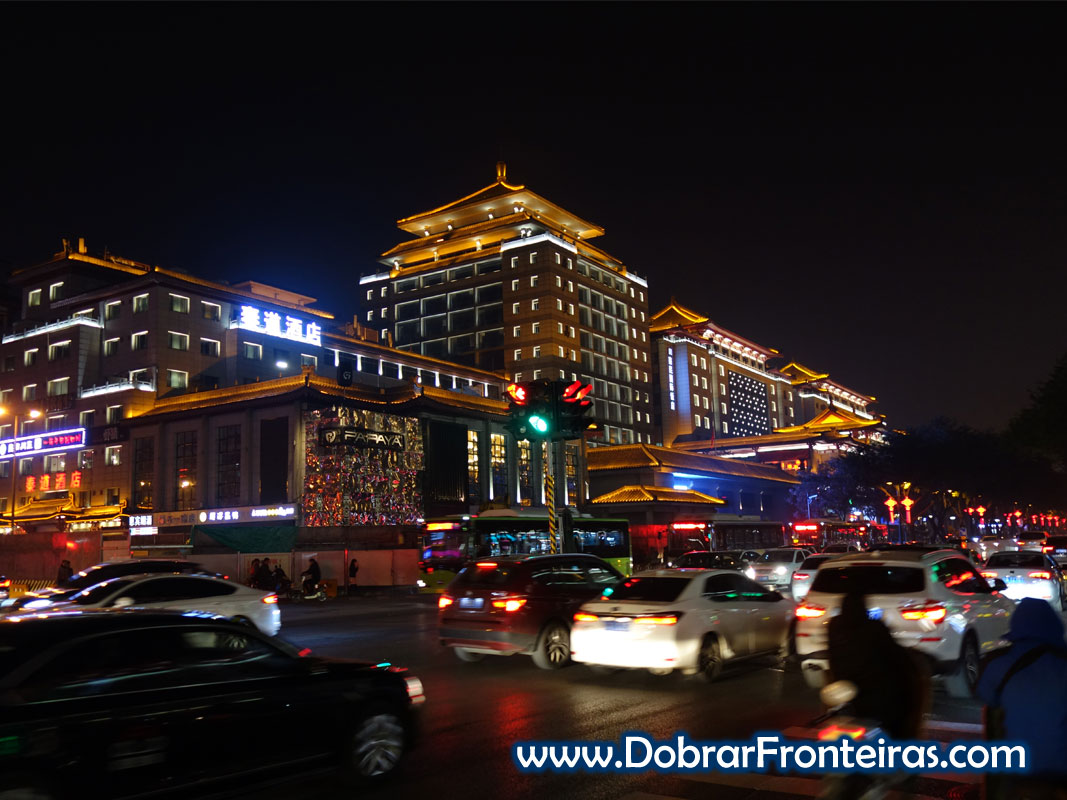 fotografia nocturna de rua de Xi'an na China com edifícios com telhados iluminados