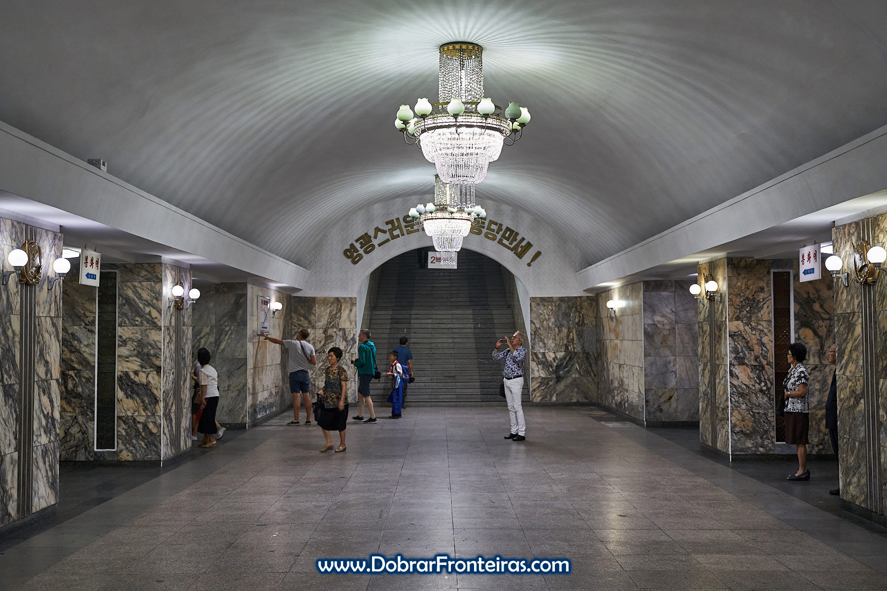 Estação de metro de Ponghwa, com lustres de cristal e pedra escura