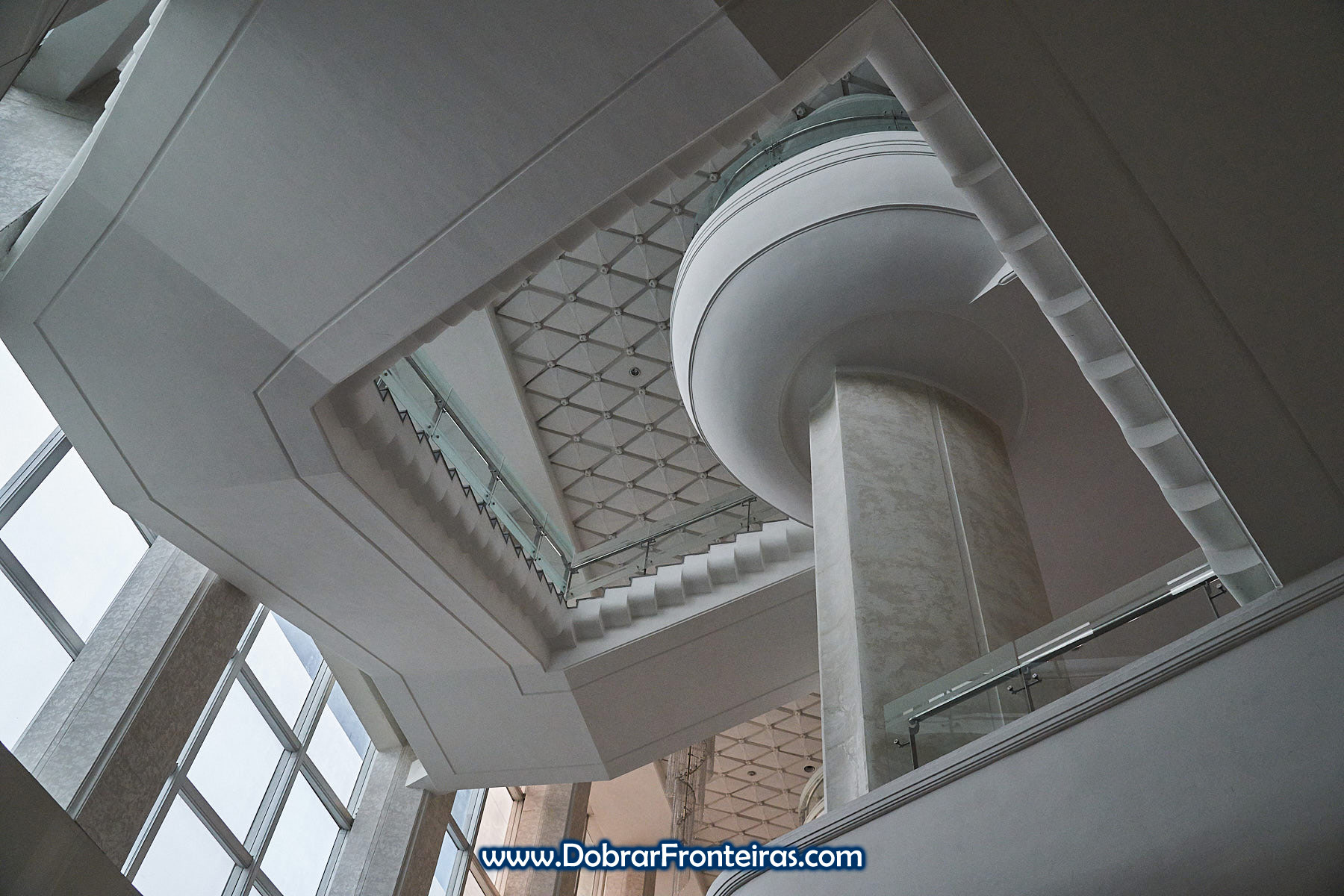 Escadas no edifício do circo de Pyongyang