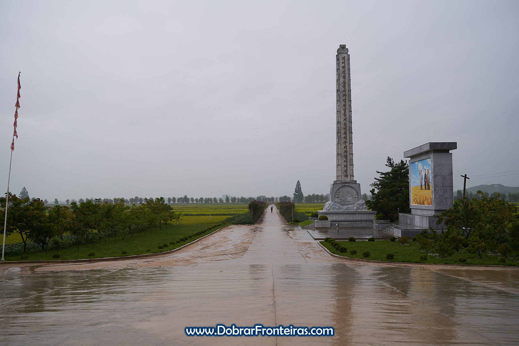 Monumento de propaganda na cooperativa agrícola de Tongbong, Coreia do Norte 
