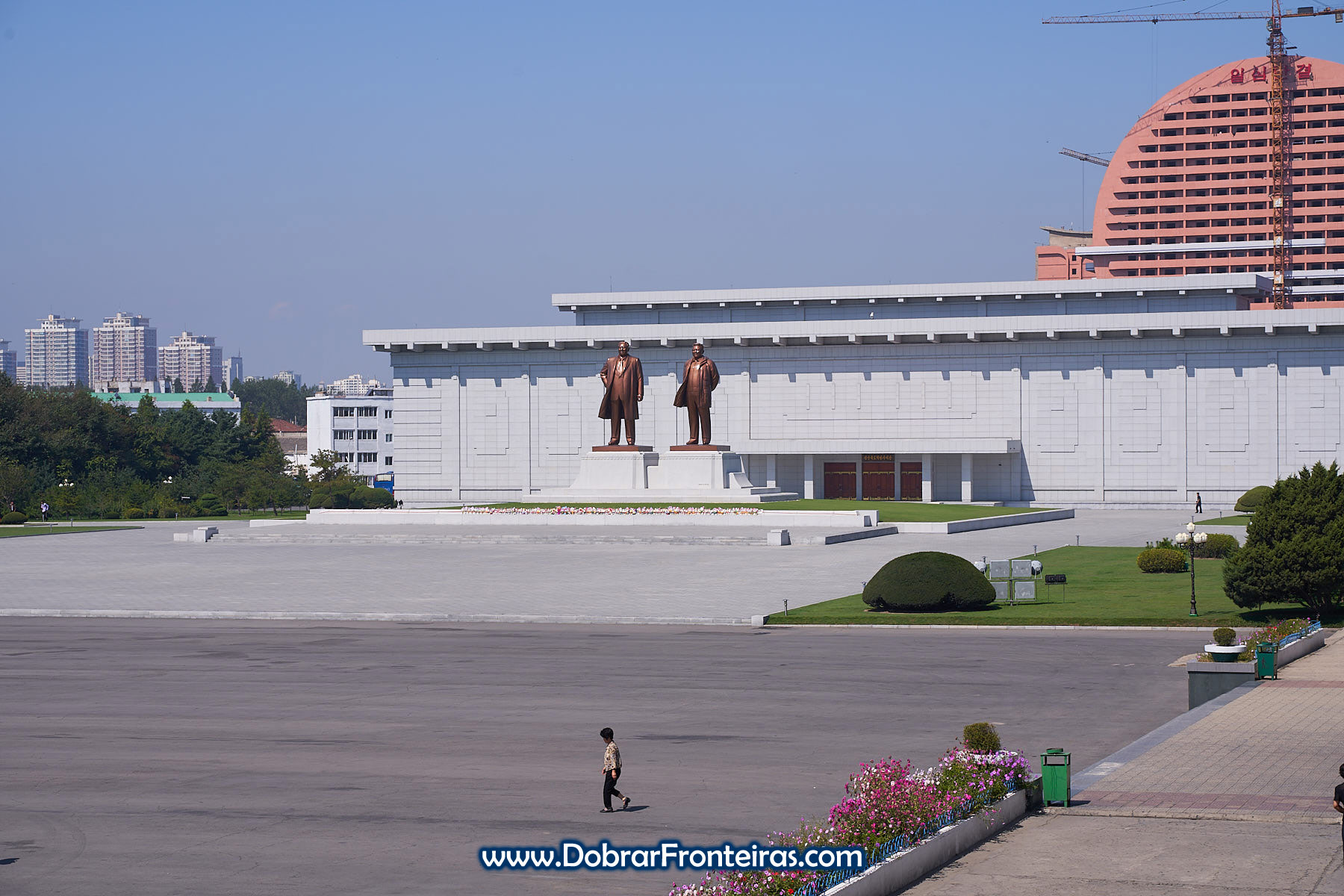 Estátuas de Kim il Sung e Kim Jong Il na praça central de Sinuiju, Coreia do Norte
