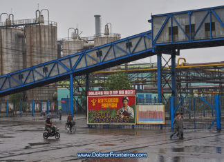 trabalhadores de bicicleta em industria de fertilizantes na Coreia do Norte